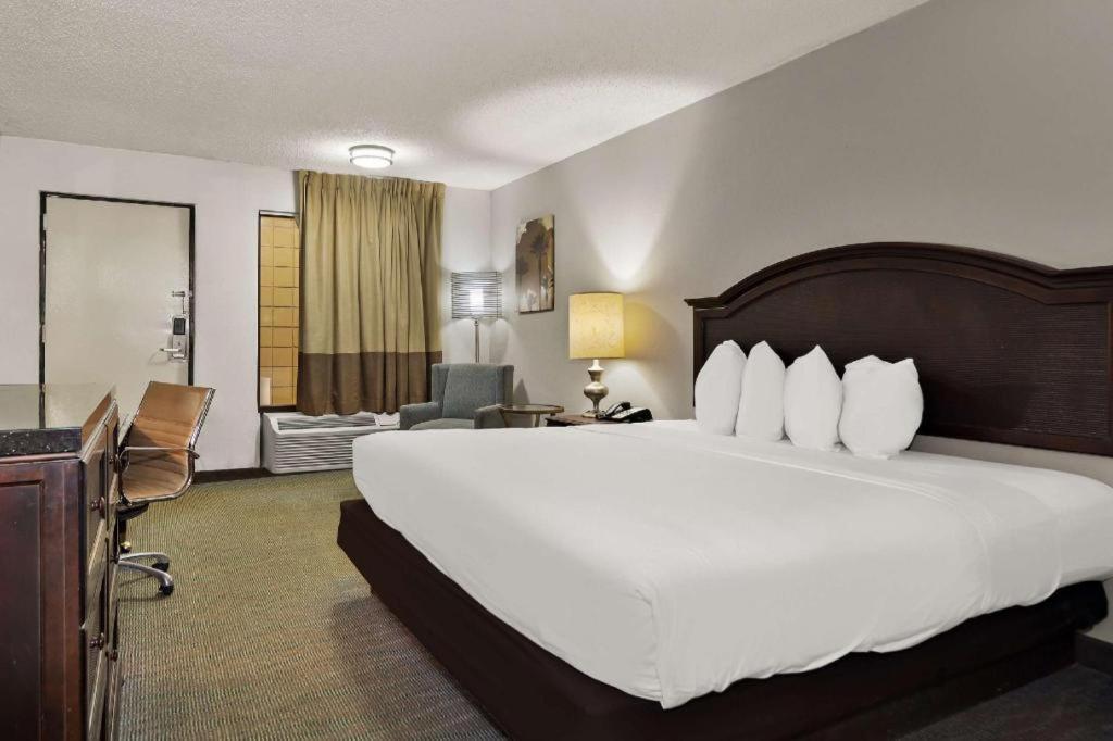 Rodeway Inn 兰伯顿 外观 照片